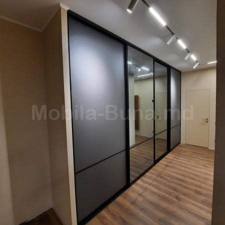 Раздвижные двери купе для встроенного шкафа в спальне 